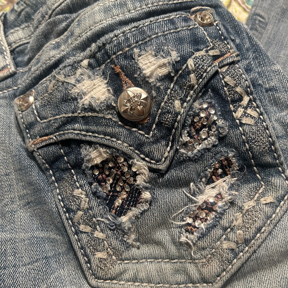 Miss Me, Light Wash, Mid-Rise Crop Jeans - Picture 4 of 7